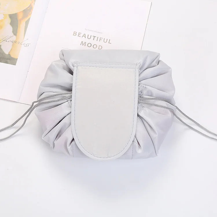 VelvetEase – Samtige Kosmetiktasche zum Zusammenziehen