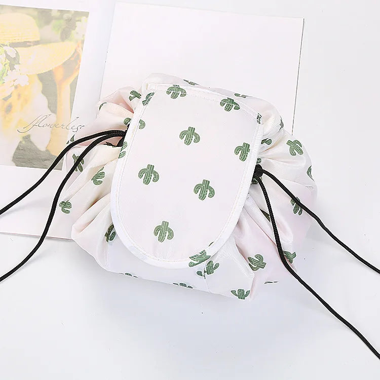 VelvetEase – Samtige Kosmetiktasche zum Zusammenziehen