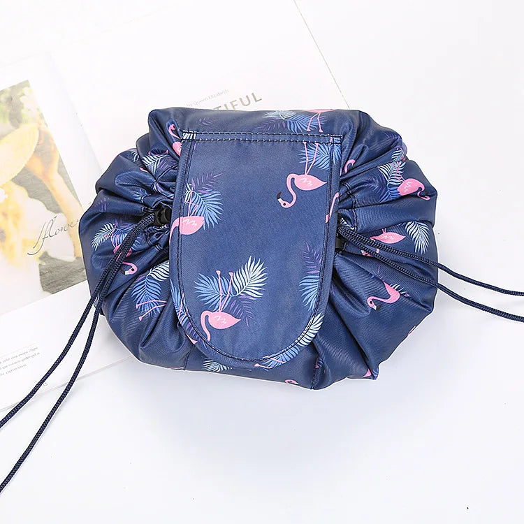 VelvetEase – Samtige Kosmetiktasche zum Zusammenziehen