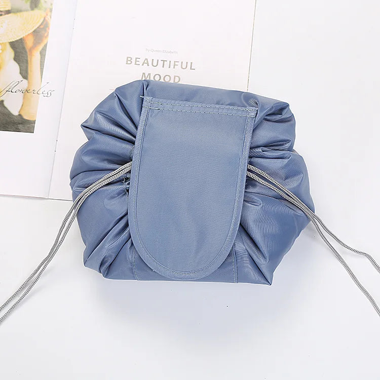 VelvetEase – Samtige Kosmetiktasche zum Zusammenziehen