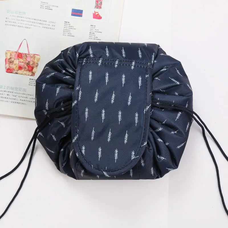 VelvetEase – Samtige Kosmetiktasche zum Zusammenziehen