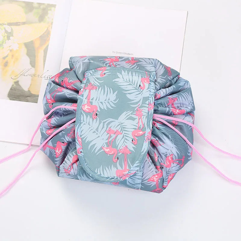 VelvetEase – Samtige Kosmetiktasche zum Zusammenziehen