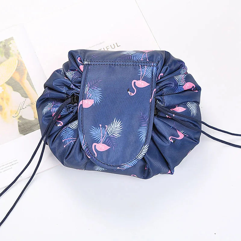 VelvetEase – Samtige Kosmetiktasche zum Zusammenziehen