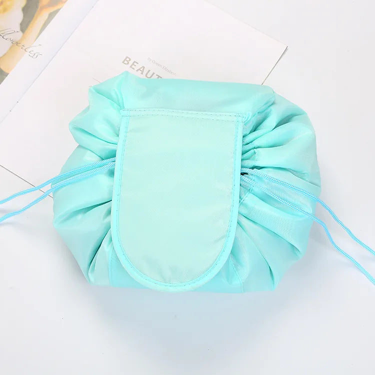 VelvetEase – Samtige Kosmetiktasche zum Zusammenziehen